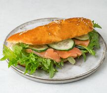 Сэндвич на сдобной булке с семгой