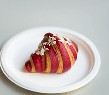 Круассан с малиной