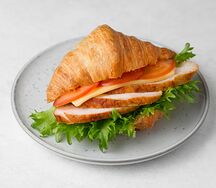 Сэндвич-круассан с куриной грудкой