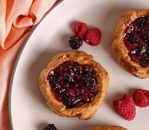 Ржаной пирожок с малиной, ежевикой и черной смородиной