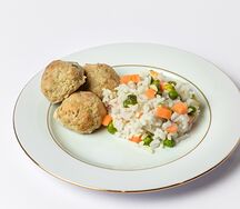 Биточки куриные и рис с овощами
