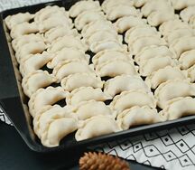 Замороженные вареники с мясом и капустой