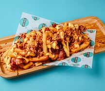 Картофель фри с беконом и сырным соусом