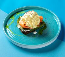 Яйцо Бенедикт с овощным тартаром, сырным кремом и голландским соусом