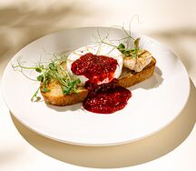 Брускетта с камамбером и малиновым соусом