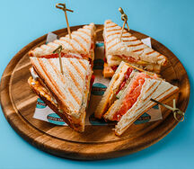 Клаб-сэндвич с лососем и авокадо