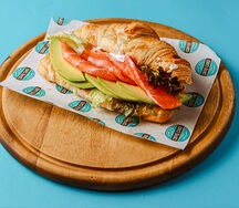 Круассан с лососем и авокадо