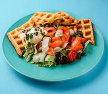 Картофельные вафли с лососем и яйцом-пашот