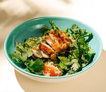 Салат с цыпленком, кускусом и томатами