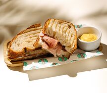 Гриль-сэндвич со свиным окороком и двумя видами сыра