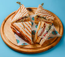 Клаб-сэндвич с куриным филе и беконом