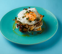 Завтрак на картофельных вафлях с жюльеном из курицы и глазуньей