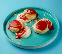 Фирменные сырники с йогуртом кремом-чизом и безе-пудрой