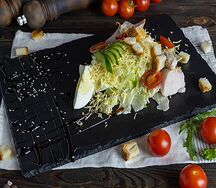 Салат цезарь с курицей