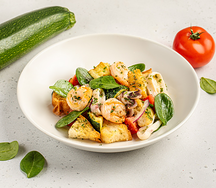 Тосканский салат с морепродуктами, свежими овощами и гренками
