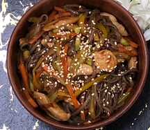 Соба с курицей и овощами