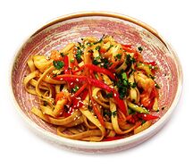 Удон с креветкой и овощами