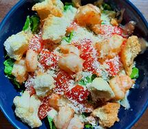 Салат Цезарь с тигровыми креветками