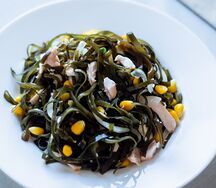 Салат морская капуста с копченой курицей