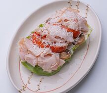 Тост с индейкой пастрами, запечеными помидорами и грибами