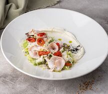 Салат с копченой индейкой и маринованным болгарским перцем