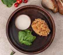 Пожарская котлета со сливочным сырным соусом