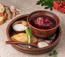 Борщ с утиной грудкой и пирожком с зеленым луком