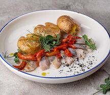 Мочёная сельдь с печёным картофелем и томлёным перцем