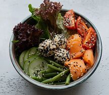 Боул со слабосолёным лососем