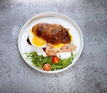 Круассан с беконом и яйцом