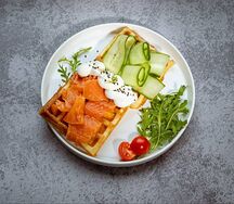 Вафли со слабосоленым лососем и сливочным сыром