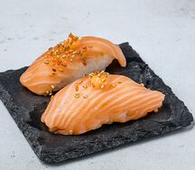 Суши с лососем