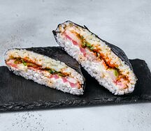 Онигири темпура с креветкой и тунцом