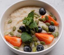 Каша овсяная на воде с ягодами