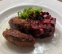 Люля из баранины с запеченным баклажаном и свеклой
