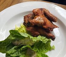 Цыпленок, обжаренный на гриле, с листьями романо и соусом из тунца
