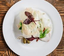 Салат с запечённой индейкой, вялеными томатами и редькой с соусом из тунца и фило-чипсами