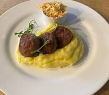 Мясные котлеты с картофельным пюре и салатом коул слоу
