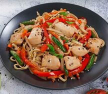 Удон с курицей под соусом терияки