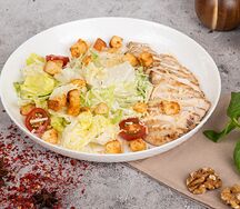 Салат Цезарь с курицей