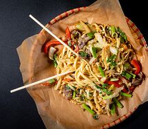 Рисовая лапша с говядиной и овощами