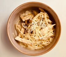 Удон с курицей и грибами с сыром пармезан