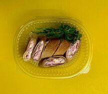 Блинчик ветчиной, сыром, рукколой и горчично-медовым соусом