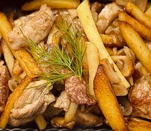 Картофель жареный с мясом и грибами