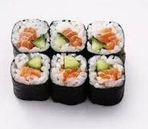 Ролл с лососем и огурцом