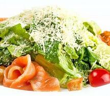 Салат Цезарь с маринованным лососем