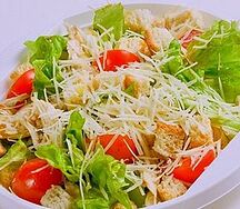 Салат Цезарь с курицей