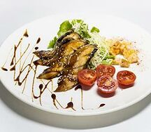 Салат Цезарь с жареным угрем