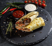 Шаурма в сырном лаваше с курицей