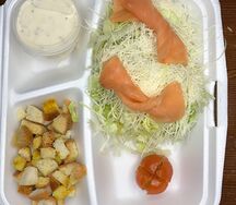 Салат Цезарь с лососем